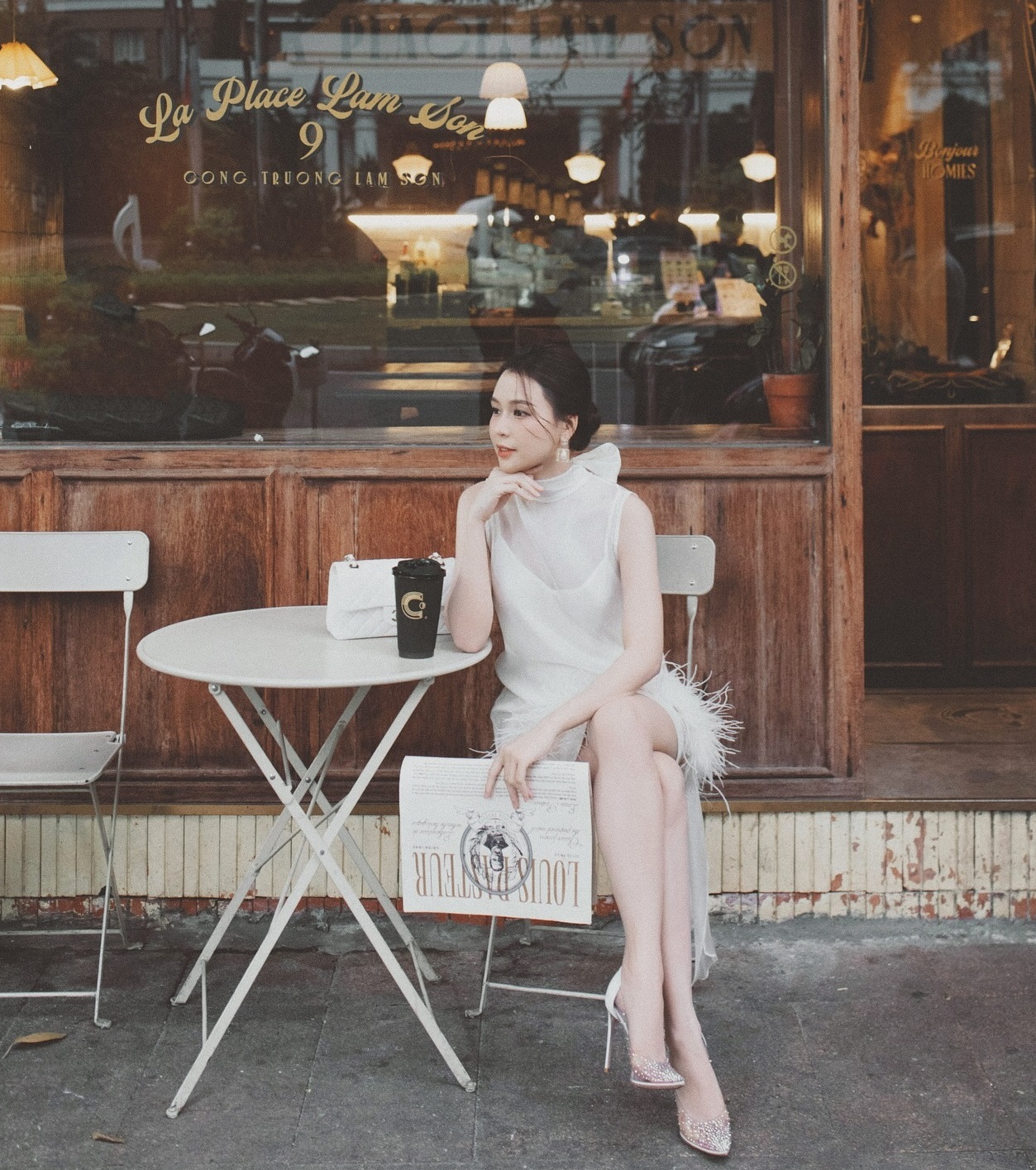 Cựu hot girl 35 tuổi m&agrave; tr&ocirc;ng như 25, cao 1m60 nhưng l&ecirc;n đồ si&ecirc;u t&ocirc;n d&aacute;ng- Ảnh 12.