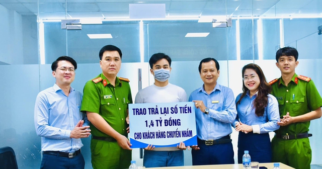 Chuyển nhầm 1,4 tỷ đồng vào tài khoản lạ, người đàn ông ở Bến Tre thu hồi được bằng cách nào?- Ảnh 1.