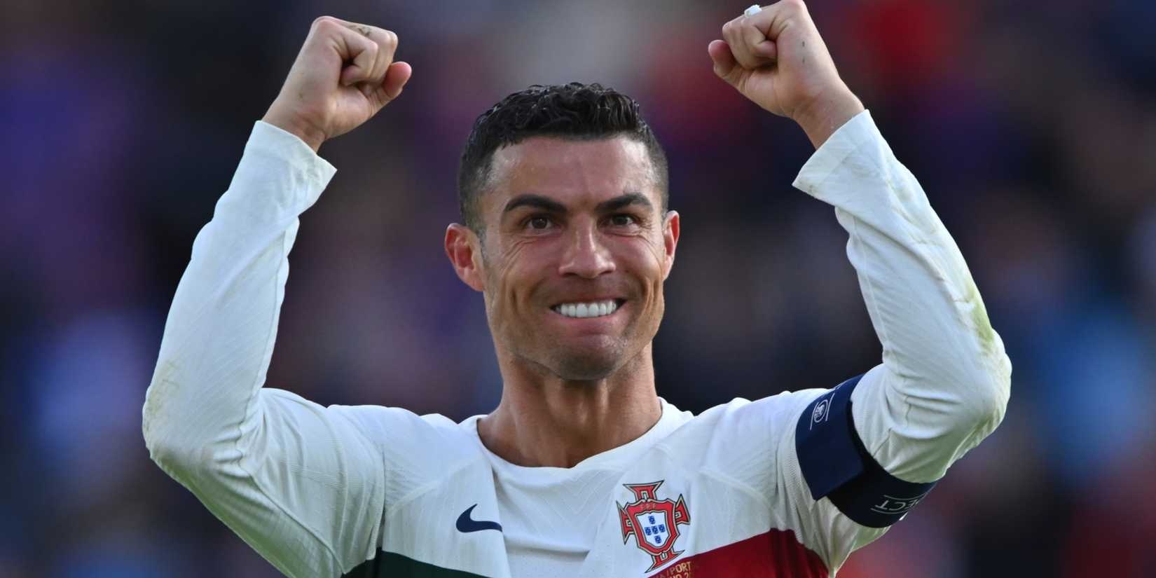 Top 10 cầu thủ vĩ đại nhất lịch sử: Ronaldo đứng thứ 4, cách Messi khá xa- Ảnh 3.