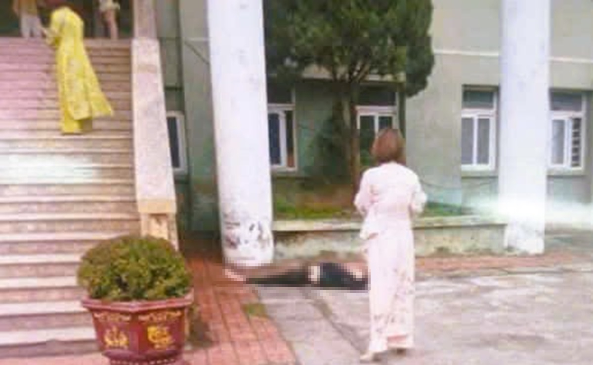 Nữ sinh viên rơi từ…