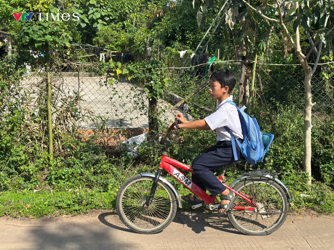 Nhớ cha, 3 cháu nhỏ đã đạp xe gần 50km từ Đắk Lắk sang Đắk Nông để thăm- Ảnh 3.