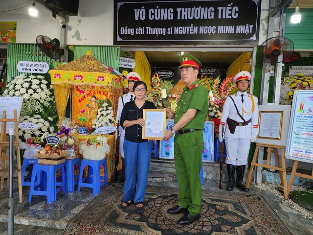 Buổi sáng cuối cùng của chiến sĩ cảnh sát bị đâm tử vong: Mang đồ ăn sáng cho mẹ, rồi đi không về nữa- Ảnh 1.