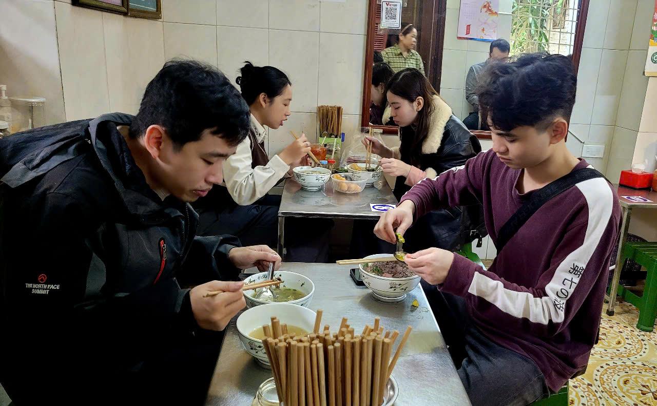 “Bún thang cô Nhung 11 Hạ Hồi”, hương vị xưa đã trở lại- Ảnh 5.