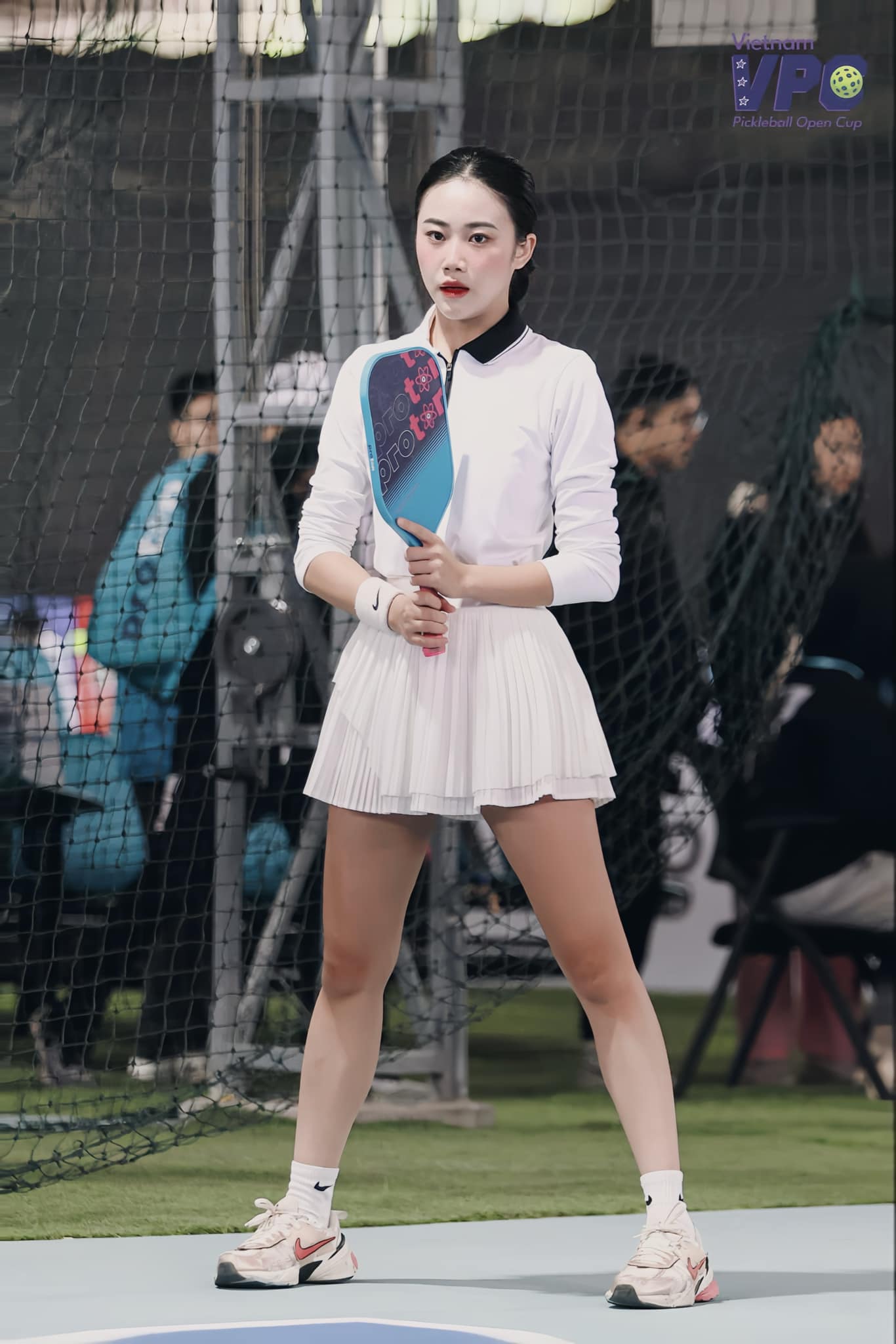 Hotgirl bị chê mặc sexy ra sân pickleball 