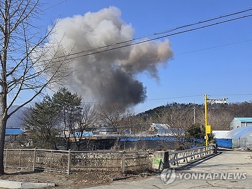 Khói bốc lên tại khu dân cư trúng bom ở Pocheon, Hàn Quốc, ngày 6-3. Ảnh: Yonhap