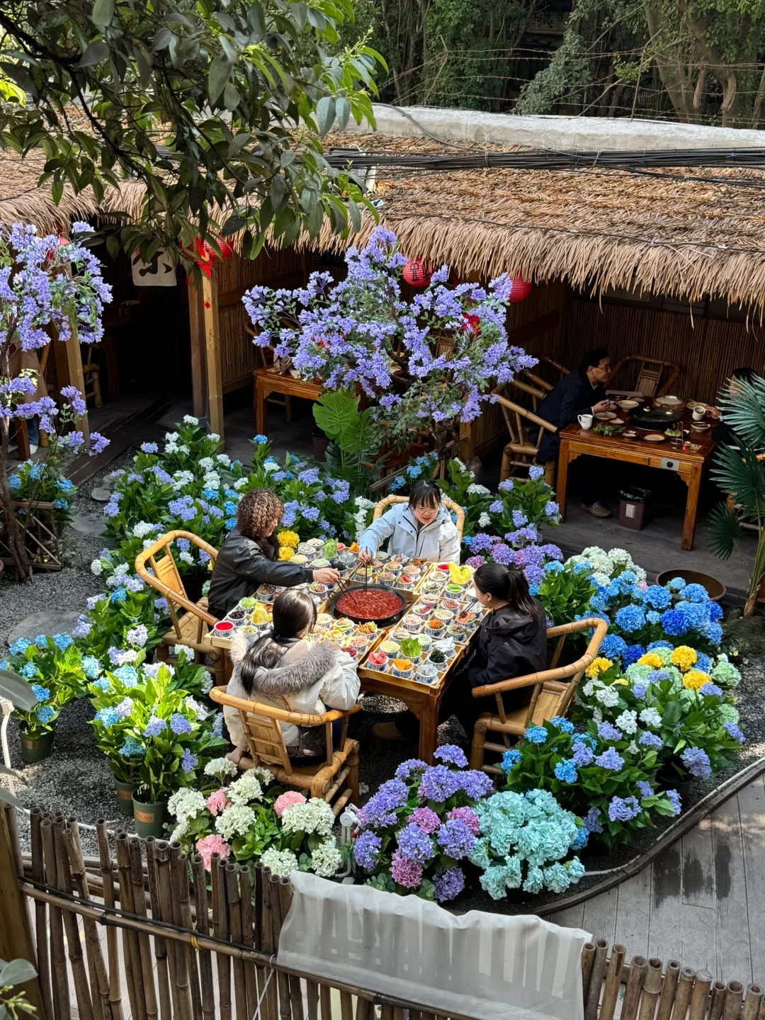 "Cửu Cung Cách" - Ăn lẩu giữa vườn hoa trở thành trend ở xứ sở gấu trúc, hội mê du lịch "chỉ biết ước"!- Ảnh 3.