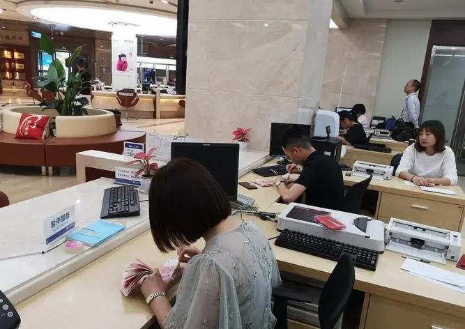 Người phụ nữ mới gửi tiết kiệm 35 tỷ đồng, cuối năm t&agrave;i khoản c&ograve;n 0 đồng, nh&acirc;n vi&ecirc;n ng&acirc;n h&agrave;ng khẳng định: &ldquo;C&ocirc; sẽ nhận được l&atilde;i ở chỗ kh&aacute;c&rdquo;- Ảnh 1.