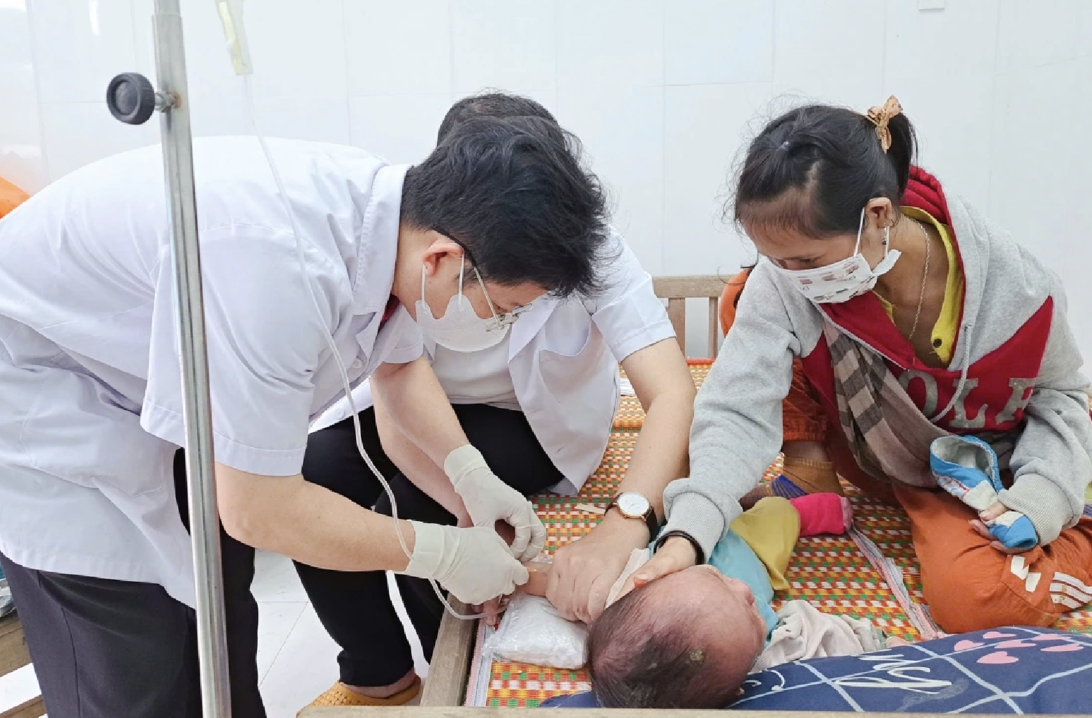 B&aacute;c sĩ chữa trị trẻ sốt ph&aacute;t ban.
