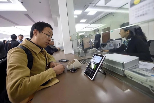 Người phụ nữ mới gửi tiết kiệm 35 tỷ đồng, cuối năm t&agrave;i khoản c&ograve;n 0 đồng, nh&acirc;n vi&ecirc;n ng&acirc;n h&agrave;ng khẳng định: &ldquo;C&ocirc; sẽ nhận được l&atilde;i ở chỗ kh&aacute;c&rdquo;- Ảnh 2.