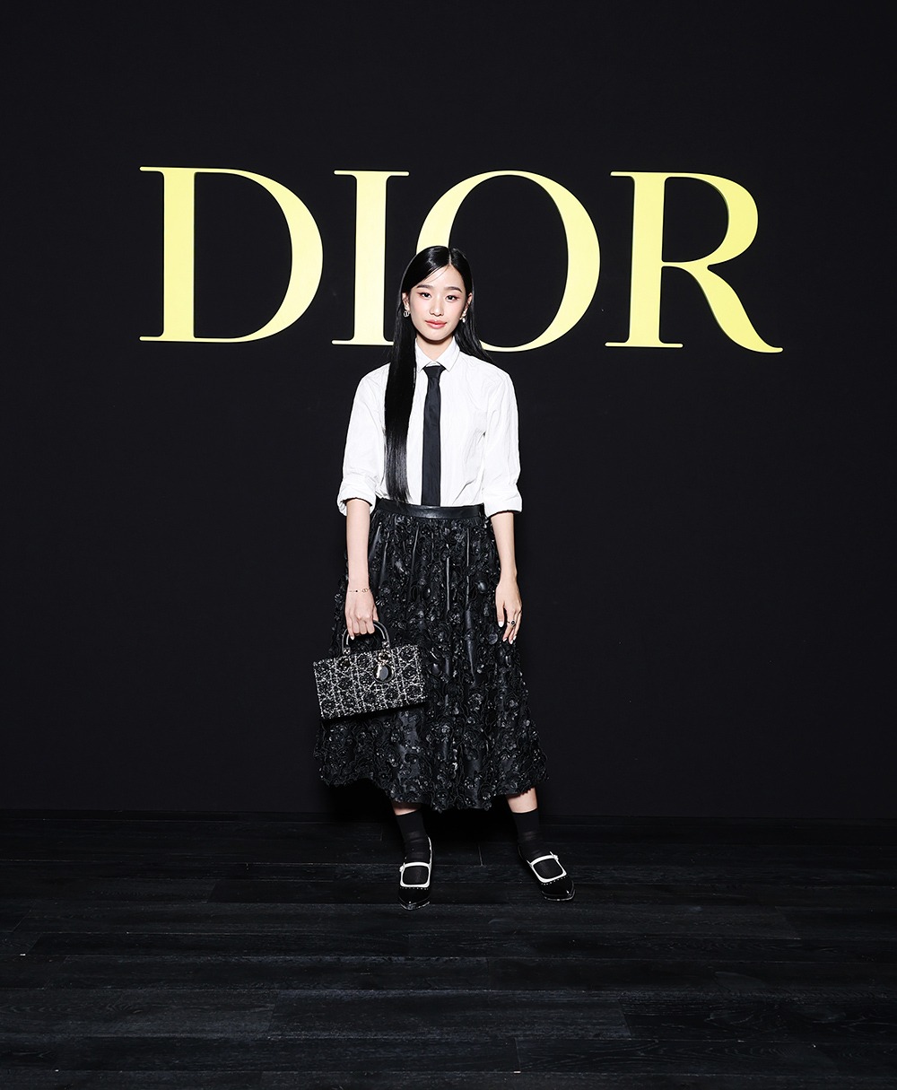 "Bạn thân Dior" - Chiếc áo quá rộng với Thùy Tiên?- Ảnh 34.