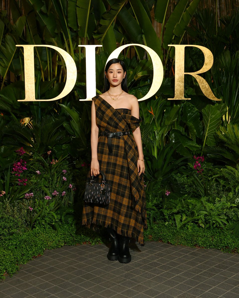 "Bạn thân Dior" - Chiếc áo quá rộng với Thùy Tiên?- Ảnh 33.