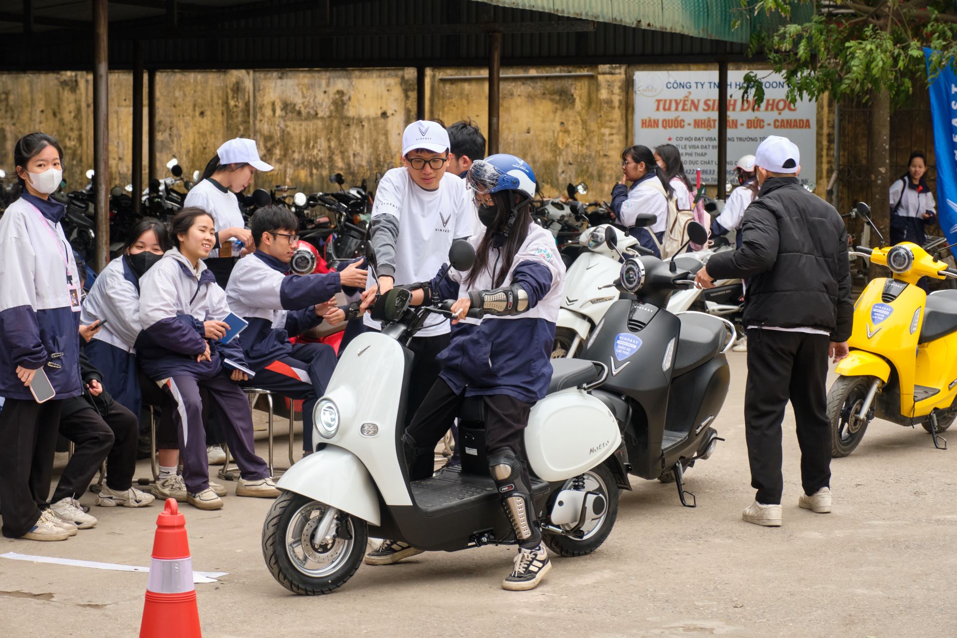 Chương trình “Phủ Xanh Trường Học” truyền cảm hứng sống xanh cho hàng vạn học sinh cả nước- Ảnh 2. Chương trình “Phủ Xanh Trường Học” truyền cảm hứng sống xanh cho hàng vạn học sinh cả nước- Ảnh 2.