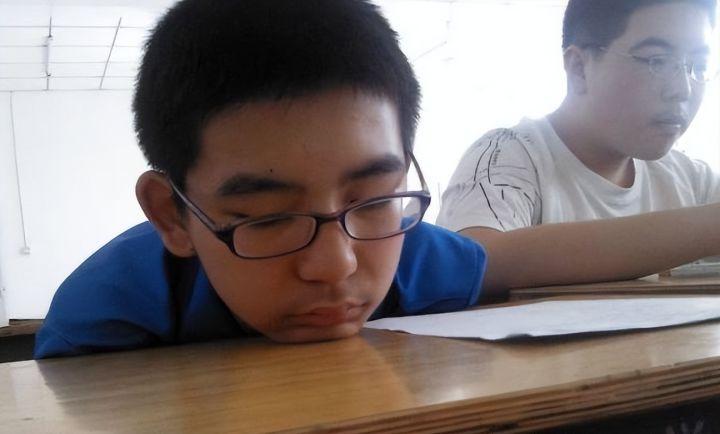 Quan điểm của một &ocirc;ng bố g&acirc;y b&atilde;o: "Những đứa trẻ chỉ c&oacute; thể tiến bộ th&ocirc;ng qua việc học th&ecirc;m c&agrave;ng l&ecirc;n cao c&agrave;ng k&eacute;m cỏi"- Ảnh 1.