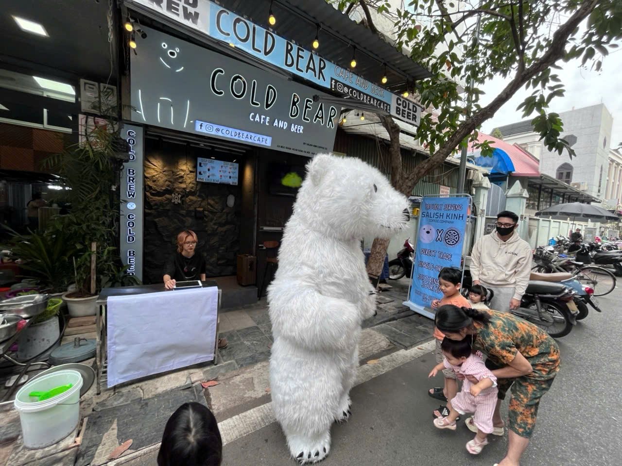 Quán đồ uống cho người hướng nội, không cần giao tiếp, bán nước qua lỗ thủng trên tường: 
