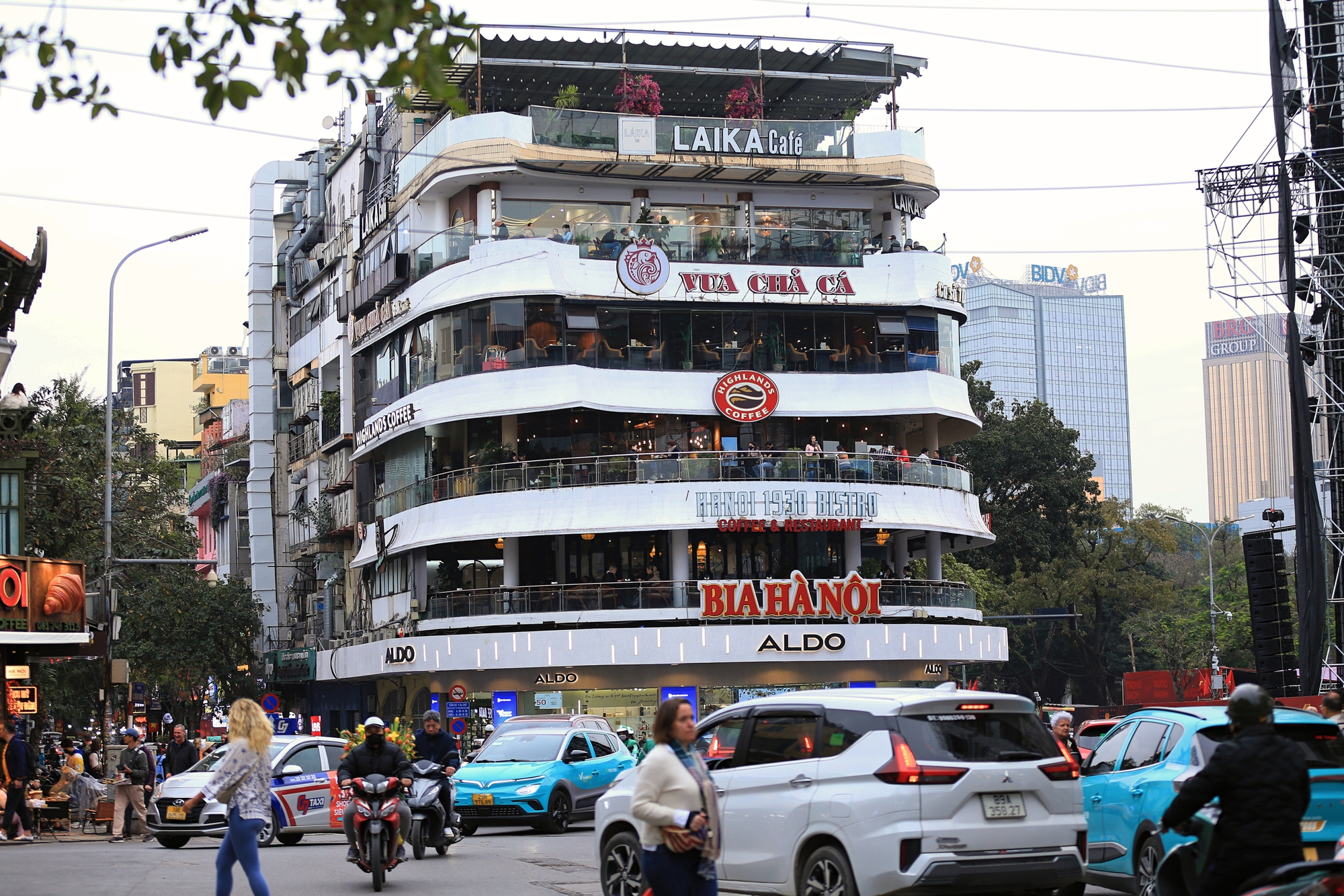 Nhiều người Hà Nội vội vã đến "Hàm Cá Mập" ngay khi nghe tin tòa nhà có thể bị dỡ bỏ- Ảnh 2.