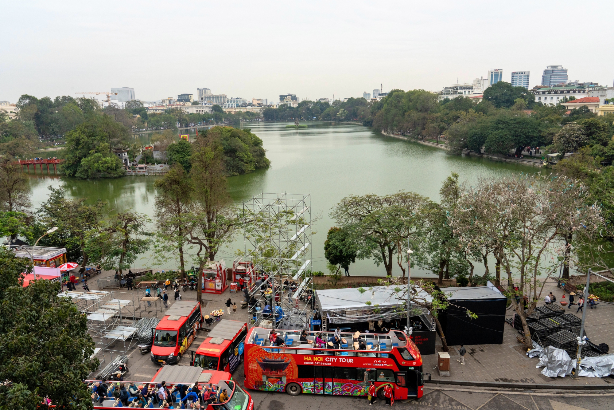 Nhiều người Hà Nội vội vã đến "Hàm Cá Mập" ngay khi nghe tin tòa nhà có thể bị dỡ bỏ- Ảnh 10.