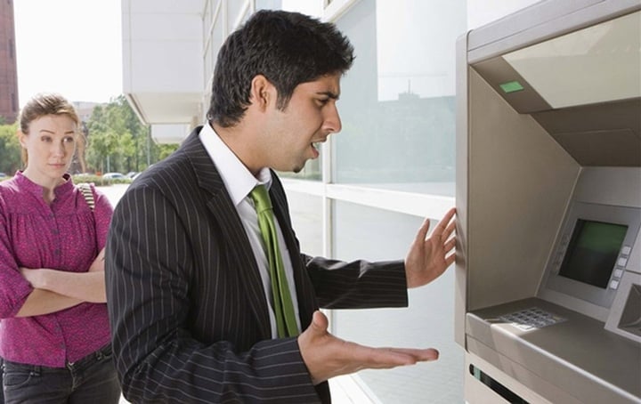 Nên làm gì nếu thẻ ngân hàng bị nuốt?