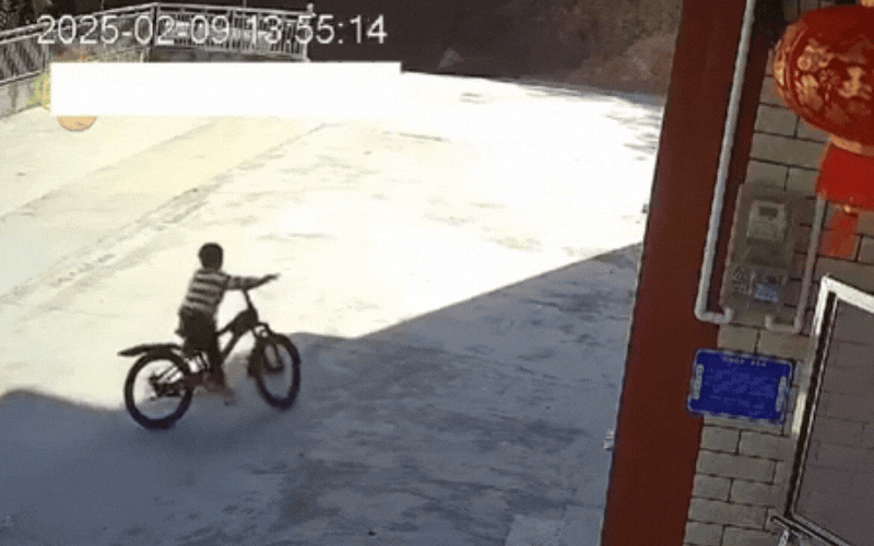 B&eacute; trai g&agrave;o kh&oacute;c suốt buổi chiều, d&acirc;n mạng thương v&ocirc; c&ugrave;ng nhưng biết l&yacute; do liền thốt l&ecirc;n 