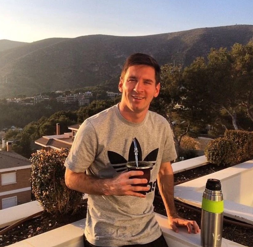 Loại đồ uống Messi m&ecirc; mẩn, đi đ&acirc;u cũng mang theo: B&ecirc;n trong chứa g&igrave; m&agrave; được v&iacute; l&agrave; &lsquo;quốc ẩm&rsquo;?- Ảnh 1.