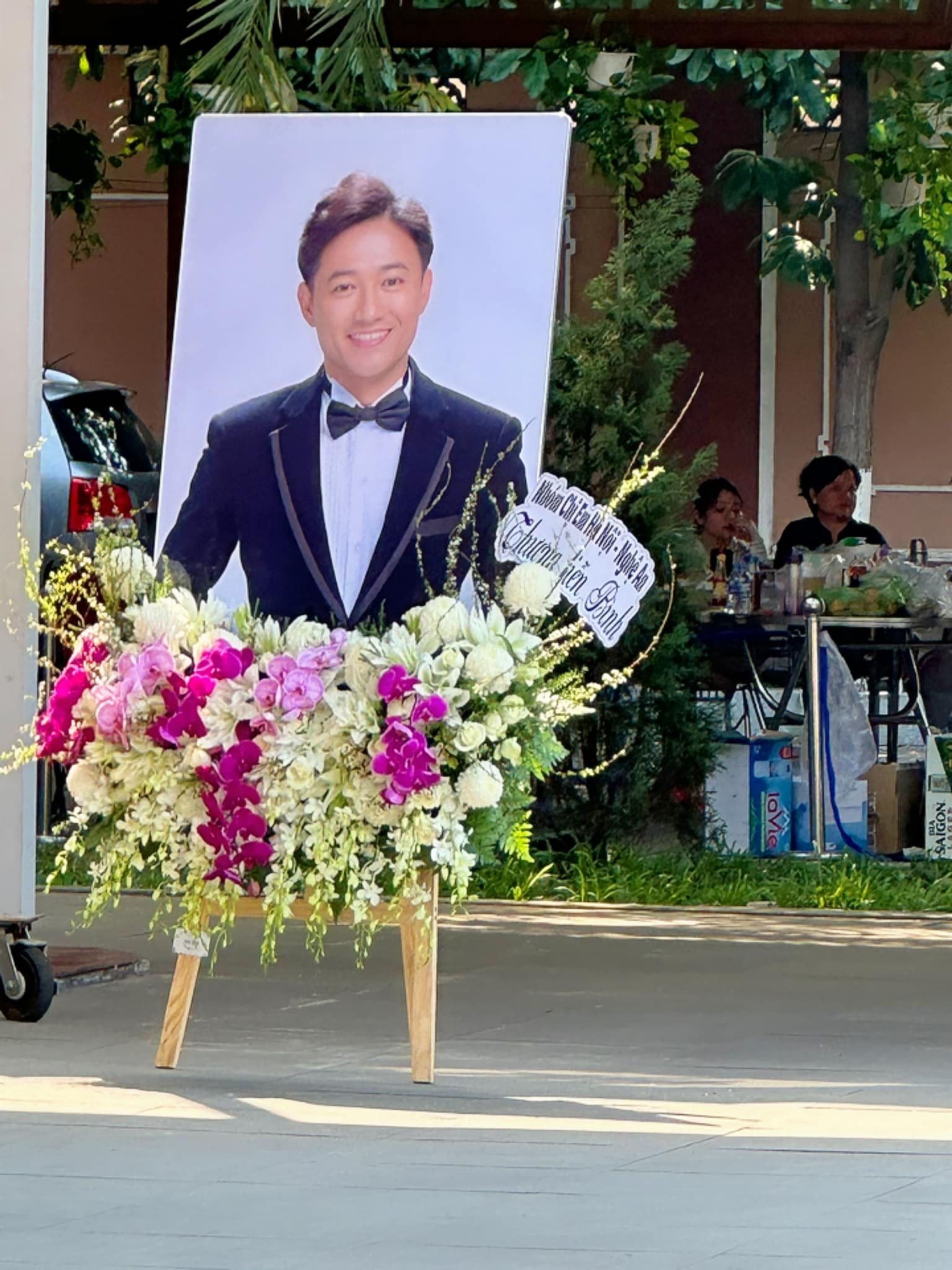 Lễ truy điệu nghệ sĩ Quý Bình: Lâm Khánh Chi - Phương Thanh đến tiễn biệt, di ảnh đặt kín lối đi- Ảnh 4.