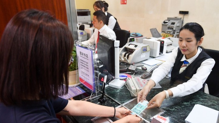 Người phụ nữ đến ng&acirc;n h&agrave;ng r&uacute;t 1,7 tỷ đồng, nh&acirc;n vi&ecirc;n b&aacute;o cảnh s&aacute;t điều tra nhưng vị kh&aacute;ch khẳng định: &ldquo;C&aacute;c anh mới l&agrave; người bị lừa&rdquo;- Ảnh 1.