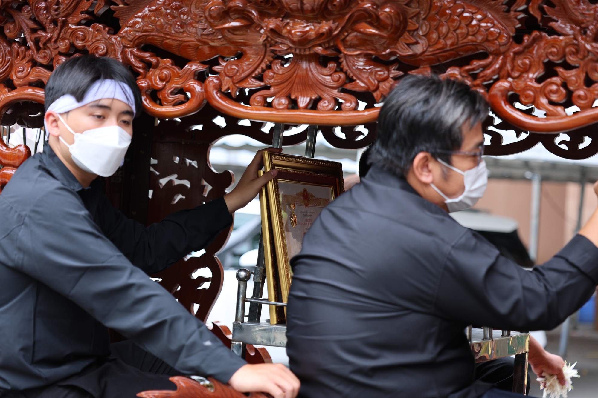 Lễ an táng diễn viên Quý Bình: Vợ tựa đầu ôm chặt di ảnh, Vân Trang và các nghệ sĩ bật khóc, nhiều người dân đội nắng tiễn đưa- Ảnh 2.