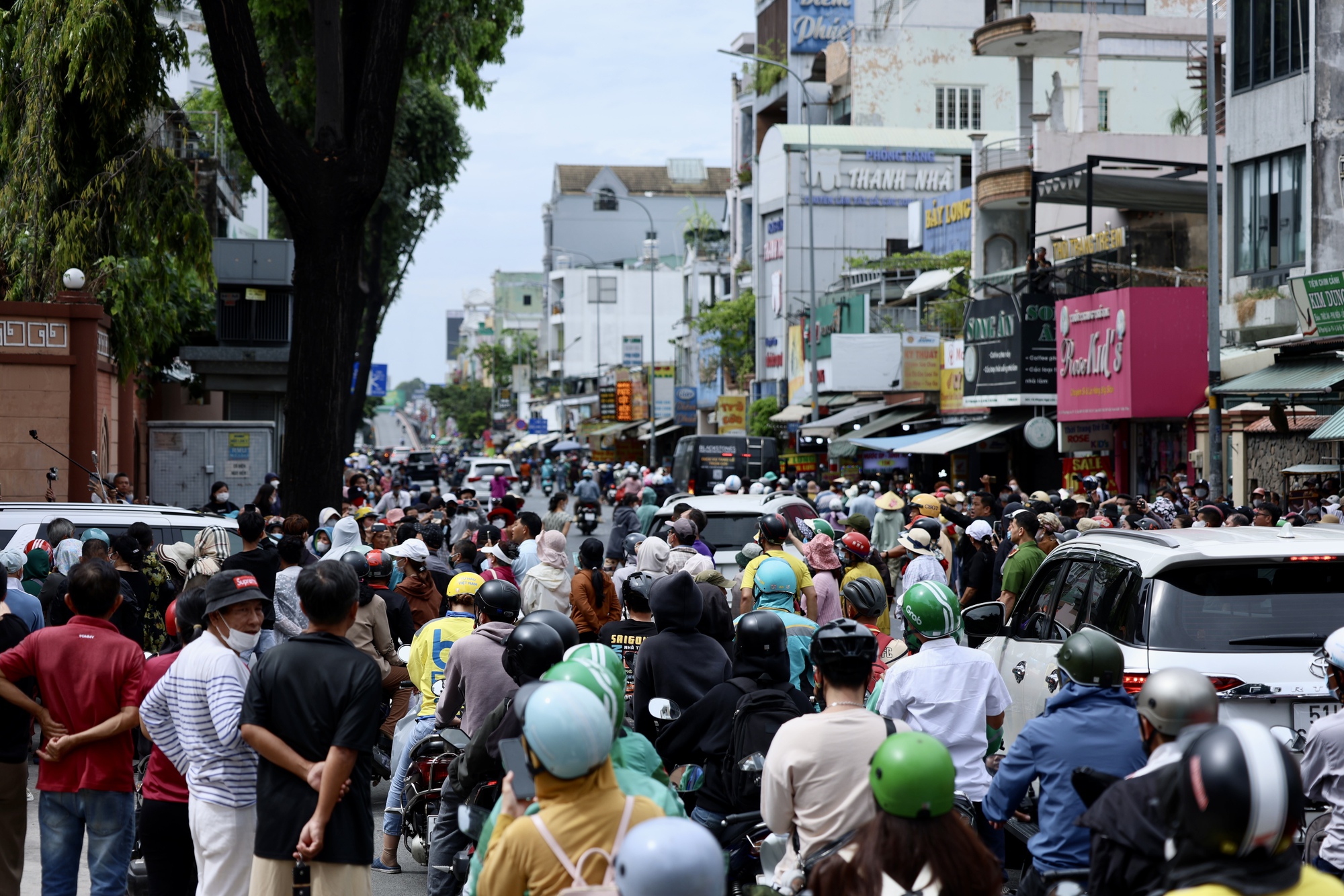 Lễ an táng diễn viên Quý Bình: Vợ tựa đầu ôm chặt di ảnh, Vân Trang và các nghệ sĩ bật khóc, nhiều người dân đội nắng tiễn đưa- Ảnh 4.