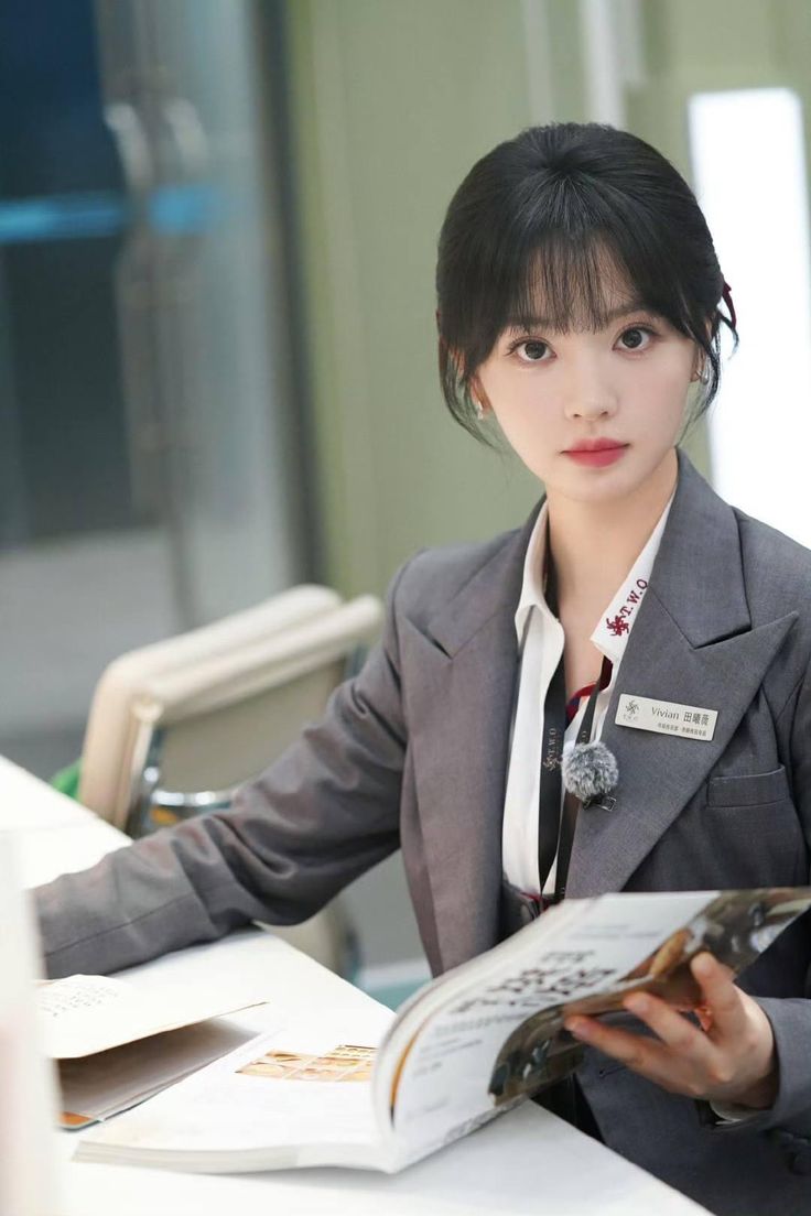 6 đại mỹ nhân Cbiz bỏ váy diện đồ công chức: Lưu Diệc Phi là "sếp nữ" ai cũng muốn có- Ảnh 6.