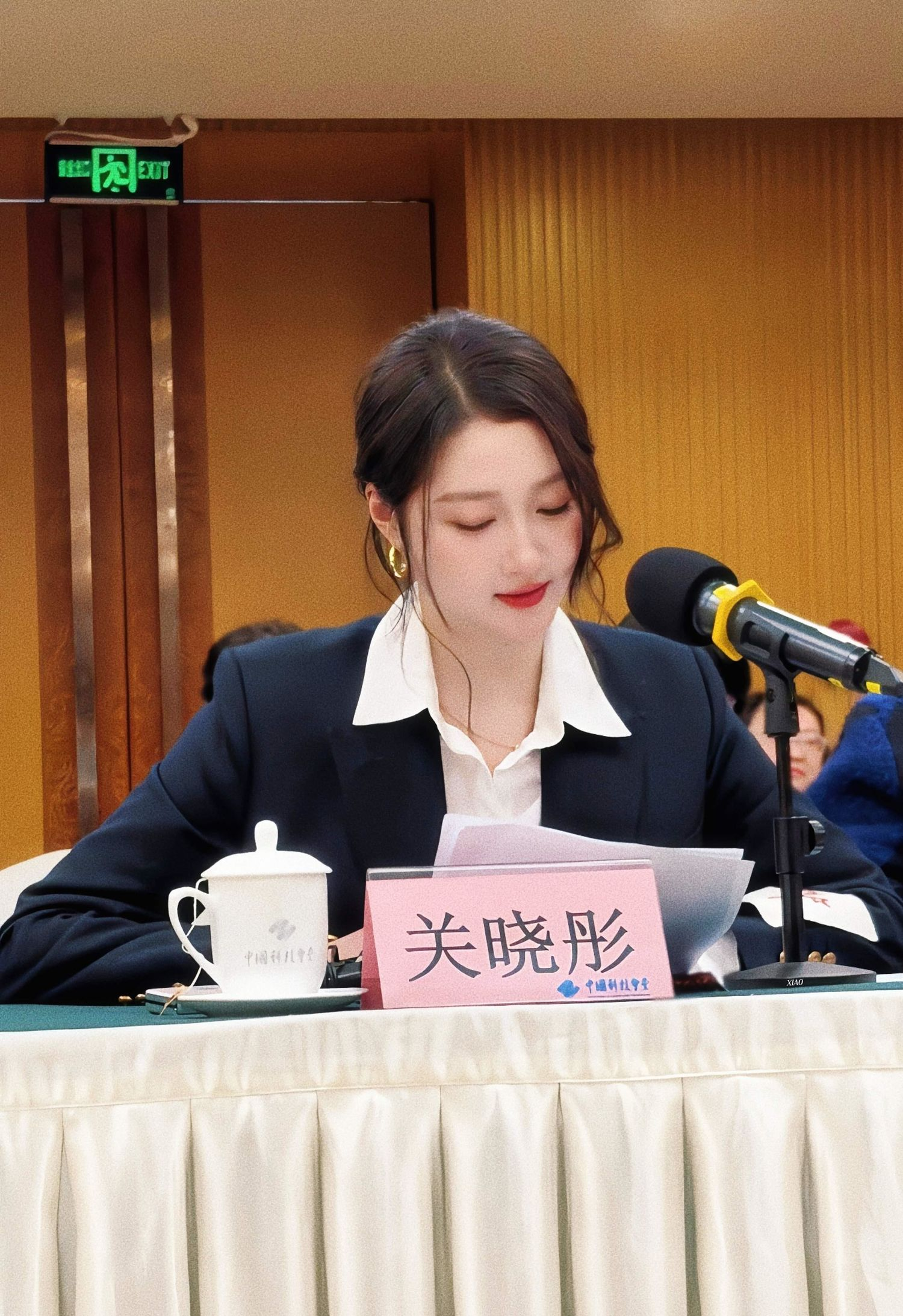 6 đại mỹ nhân Cbiz bỏ váy diện đồ công chức: Lưu Diệc Phi là "sếp nữ" ai cũng muốn có- Ảnh 4.