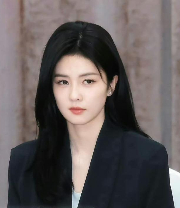 6 đại mỹ nhân Cbiz bỏ váy diện đồ công chức: Lưu Diệc Phi là "sếp nữ" ai cũng muốn có- Ảnh 2.