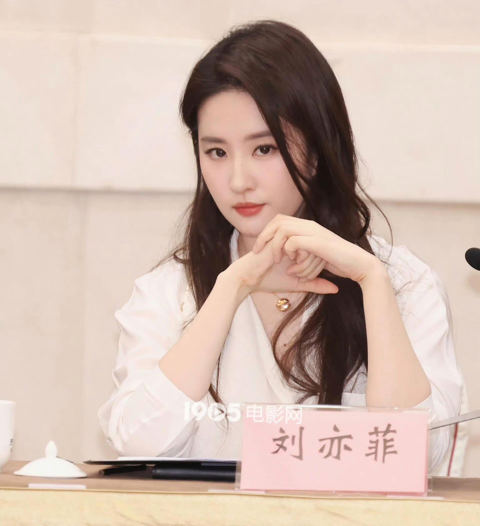 6 đại mỹ nhân Cbiz bỏ váy diện đồ công chức: Lưu Diệc Phi là "sếp nữ" ai cũng muốn có- Ảnh 11.