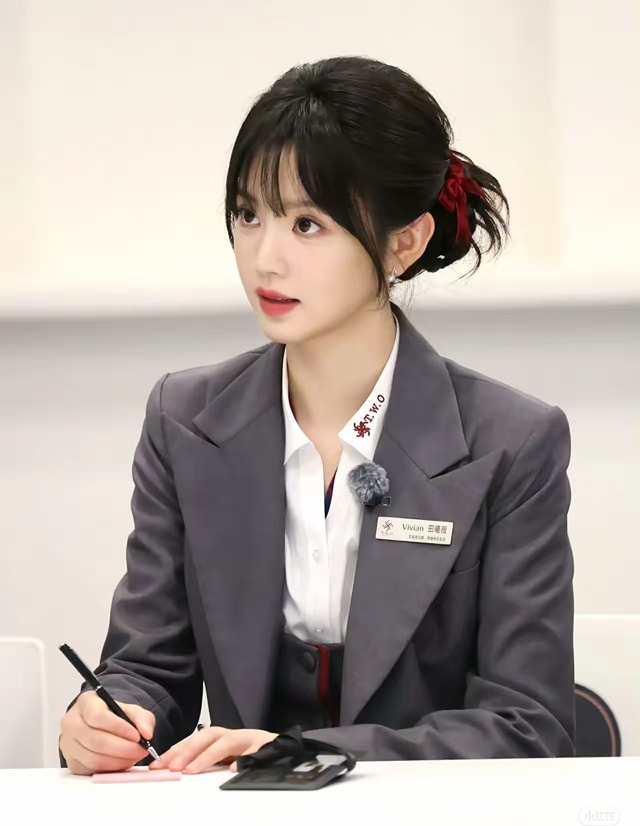 6 đại mỹ nhân Cbiz bỏ váy diện đồ công chức: Lưu Diệc Phi là "sếp nữ" ai cũng muốn có- Ảnh 5.