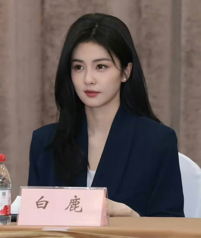 6 đại mỹ nhân Cbiz bỏ váy diện đồ công chức: Lưu Diệc Phi là "sếp nữ" ai cũng muốn có- Ảnh 1.