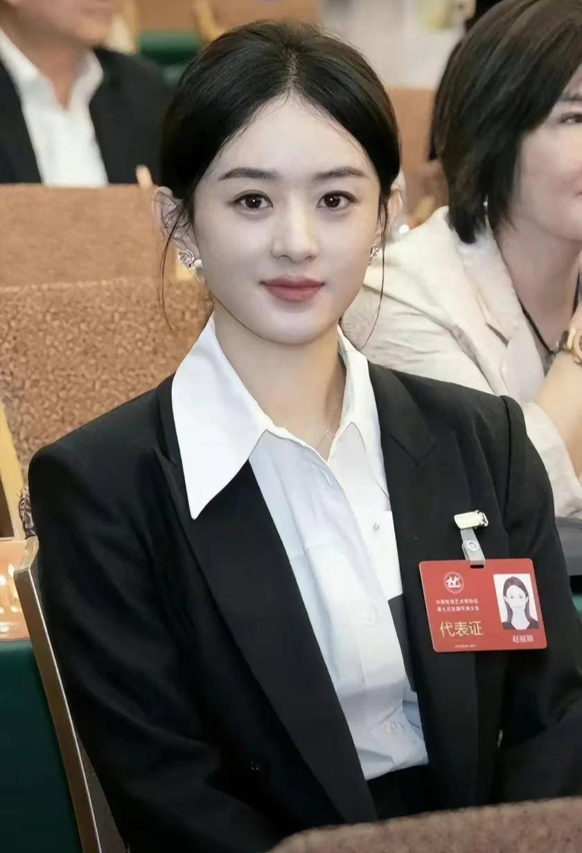 6 đại mỹ nhân Cbiz bỏ váy diện đồ công chức: Lưu Diệc Phi là "sếp nữ" ai cũng muốn có- Ảnh 9.