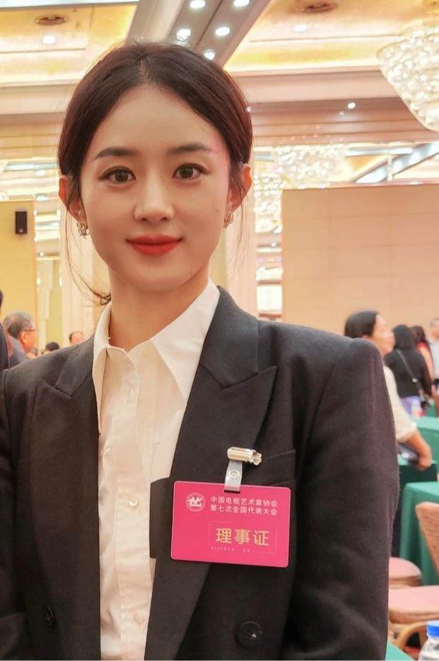 6 đại mỹ nhân Cbiz bỏ váy diện đồ công chức: Lưu Diệc Phi là "sếp nữ" ai cũng muốn có- Ảnh 10.