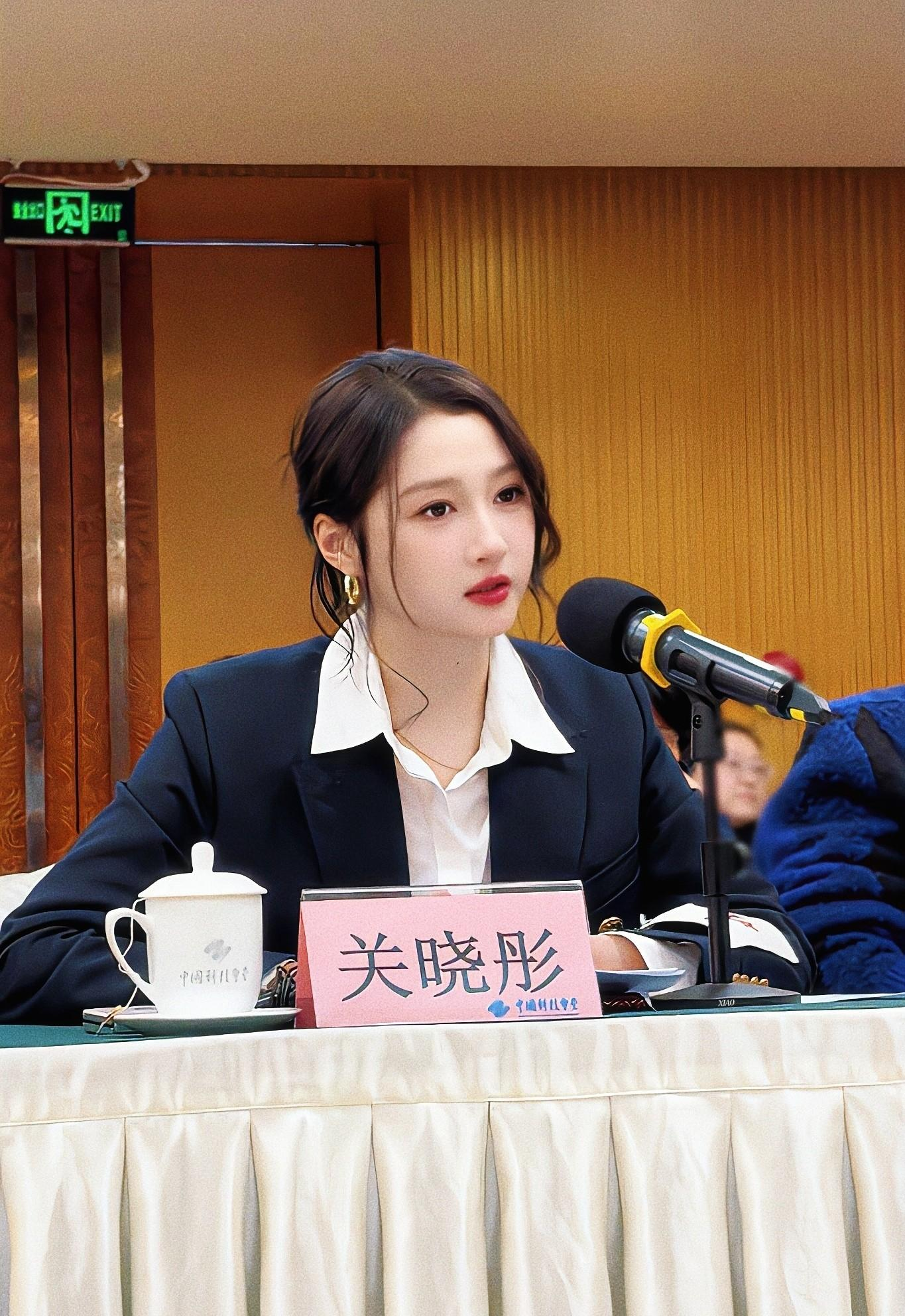 6 đại mỹ nhân Cbiz bỏ váy diện đồ công chức: Lưu Diệc Phi là "sếp nữ" ai cũng muốn có- Ảnh 3.