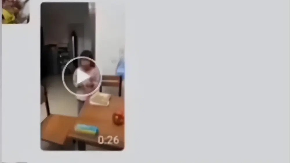 6h tối vẫn bị giữ lại trường vì con không hoàn thành bài tập, mẹ về nhà quay clip đánh con rồi gửi lên nhóm chat: "Muốn ép tôi chết à?"- Ảnh 1. 6h tối vẫn bị giữ lại trường vì con không hoàn thành bài tập, mẹ về nhà quay clip đánh con rồi gửi lên nhóm chat: "Muốn ép tôi chết à?"- Ảnh 1.