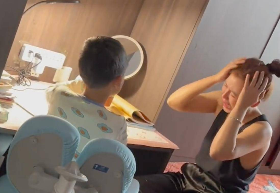 6h tối vẫn bị giữ lại trường vì con không hoàn thành bài tập, mẹ về nhà quay clip đánh con rồi gửi lên nhóm chat: "Muốn ép tôi chết à?"- Ảnh 2. 6h tối vẫn bị giữ lại trường vì con không hoàn thành bài tập, mẹ về nhà quay clip đánh con rồi gửi lên nhóm chat: "Muốn ép tôi chết à?"- Ảnh 2.