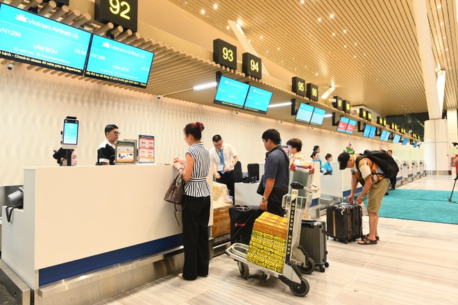 Những h&agrave;nh kh&aacute;ch đầu ti&ecirc;n đổ về nh&agrave; ga T3 T&acirc;n Sơn Nhất, c&ocirc;ng nghệ check-in mới cực 
