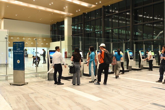 Những h&agrave;nh kh&aacute;ch đầu ti&ecirc;n đổ về nh&agrave; ga T3 T&acirc;n Sơn Nhất, c&ocirc;ng nghệ check-in mới cực 