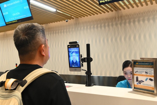 Những h&agrave;nh kh&aacute;ch đầu ti&ecirc;n đổ về nh&agrave; ga T3 T&acirc;n Sơn Nhất, c&ocirc;ng nghệ check-in mới cực 