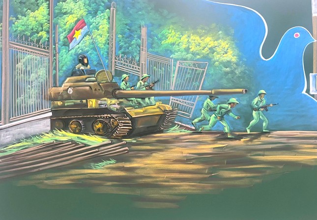 Thầy gi&aacute;o t&aacute;i hiện khoảnh khắc lịch sử tr&ecirc;n bảng đen đẹp như tranh- Ảnh 2.