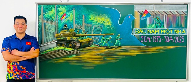 Thầy gi&aacute;o t&aacute;i hiện khoảnh khắc lịch sử tr&ecirc;n bảng đen đẹp như tranh- Ảnh 1.