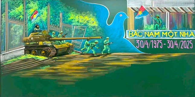 Thầy gi&aacute;o t&aacute;i hiện khoảnh khắc lịch sử tr&ecirc;n bảng đen đẹp như tranh- Ảnh 3.