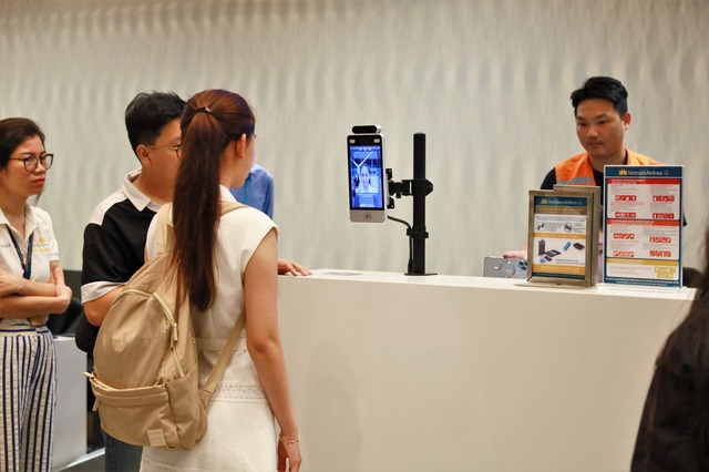 Những h&agrave;nh kh&aacute;ch đầu ti&ecirc;n đổ về nh&agrave; ga T3 T&acirc;n Sơn Nhất, c&ocirc;ng nghệ check-in mới cực 