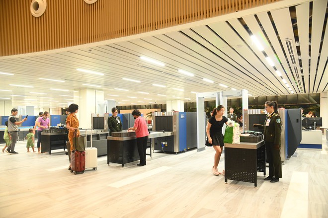 Những h&agrave;nh kh&aacute;ch đầu ti&ecirc;n đổ về nh&agrave; ga T3 T&acirc;n Sơn Nhất, c&ocirc;ng nghệ check-in mới cực 