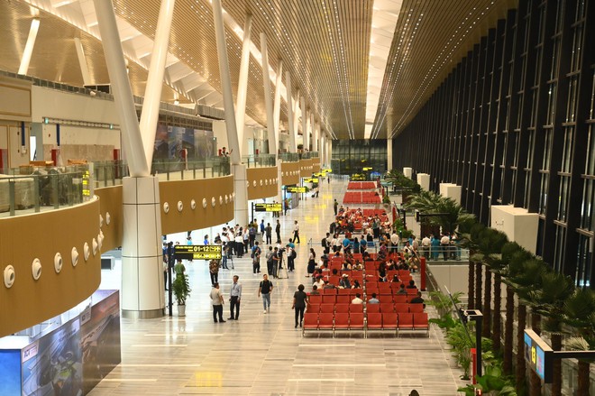 Những h&agrave;nh kh&aacute;ch đầu ti&ecirc;n đổ về nh&agrave; ga T3 T&acirc;n Sơn Nhất, c&ocirc;ng nghệ check-in mới cực 
