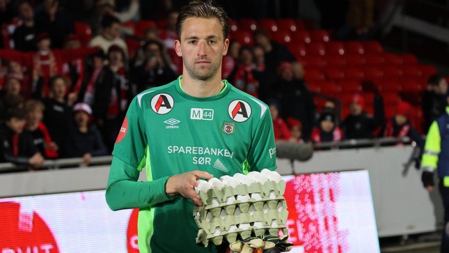 Từ d&eacute;p, tạp dề đến trứng v&agrave; lợn nguy&ecirc;n con, những phần thưởng cười ra nước mắt của c&aacute;c Cầu thủ hay nhất trận- Ảnh 2.