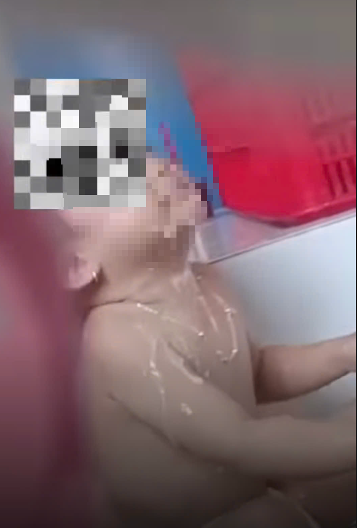 X&ocirc;n xao bảo mẫu &eacute;p trẻ ăn một c&aacute;ch kinh ho&agrave;ng ở Bến Tre- Ảnh 1.