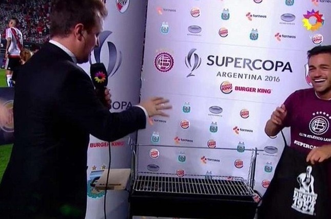 Từ d&eacute;p, tạp dề đến trứng v&agrave; lợn nguy&ecirc;n con, những phần thưởng cười ra nước mắt của c&aacute;c Cầu thủ hay nhất trận- Ảnh 4.